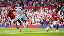 Pemain Nottigham Forrrest, Taiwo Awoniyi (tengah), menendang bola ke gawang MU yang membuahkan gol cepat di menit ke-2 dalam pertandingan pekan ketiga Liga Inggris 2023/2024 yang berlangsung di Old Trafford, Manchester, Inggris, Sabtu (26/8/2023). (AP Photo/Jon Super)