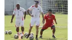 Pelatih Persija, Paulo Camargo, melatih penyelesaian akhir para striker Macan Kemayoran saat latihan di Lapangan Villa 2000, Tangerang, Selasa (3/5/2016). (Bola.com/Vitalis Yogi Trisna) 