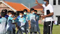 Mantan bek Arema FC, Claudio Jesus, menyalurkan ilmu kepelatihannya untuk anak-anak di Malang lewat akademi sepak bola bernama Brazil Style Football. (Bola.com/Iwan Setiawan)
