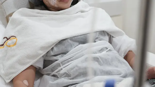 Feni Rose saat menjalani perawatan