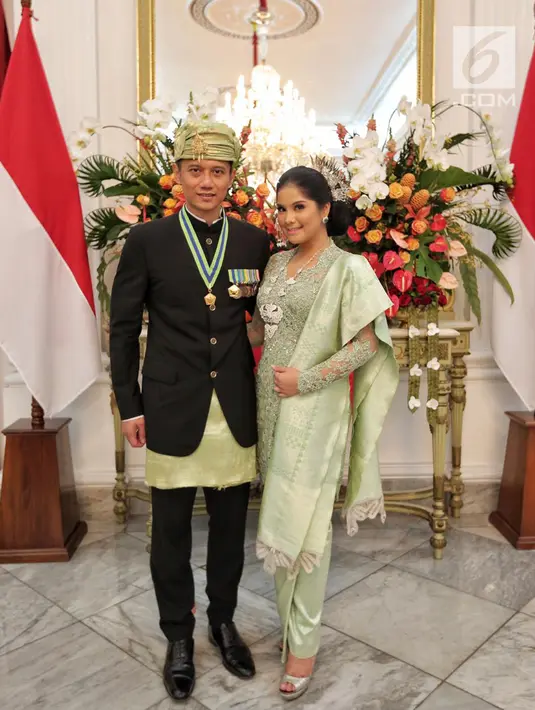 Putra Presiden RI ke-6 SBY, Agus Harimurti Yudhoyono atau AHY dan istri Annisa Pohan foto bersama usai Upacara HUT ke-74 RI di Istana Merdeka, Jakarta, Sabtu (17/8/2019). AHY dan Annisa tampil berbaju adat Sumbar dan Kebaya. (Liputan6.com/HO/Bintang Radityo dan Michael Wicaksono)