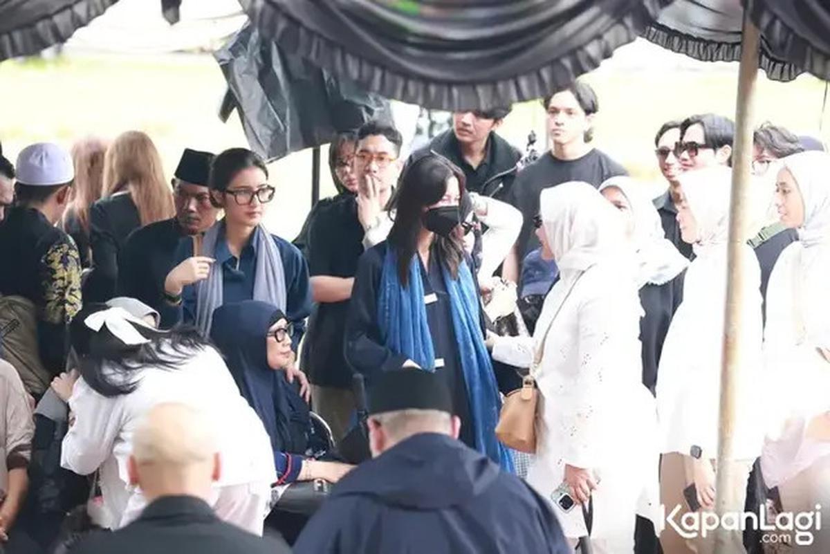 6 Potret Sheila Dara di Pemakaman Vidi Aldiano, Kenakan Pashmina Warna Biru