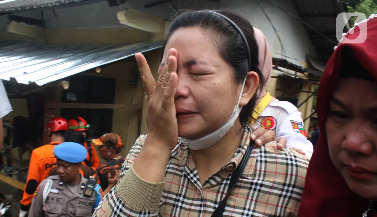 Dua orang ditemukan meninggal dunia dan 4 orang lainnya masih hilang akibat bencana longsor tersebut. yang menimpa lima rumah warga. (merdeka.com/Arie Basuki)