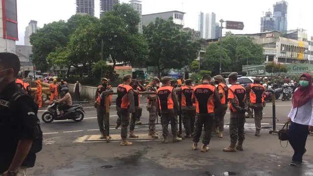 Sejumlah petugas Satpol PP bersiap pukul 07.30 WIB tadi di depan Blok A Pasar Tanah Abang