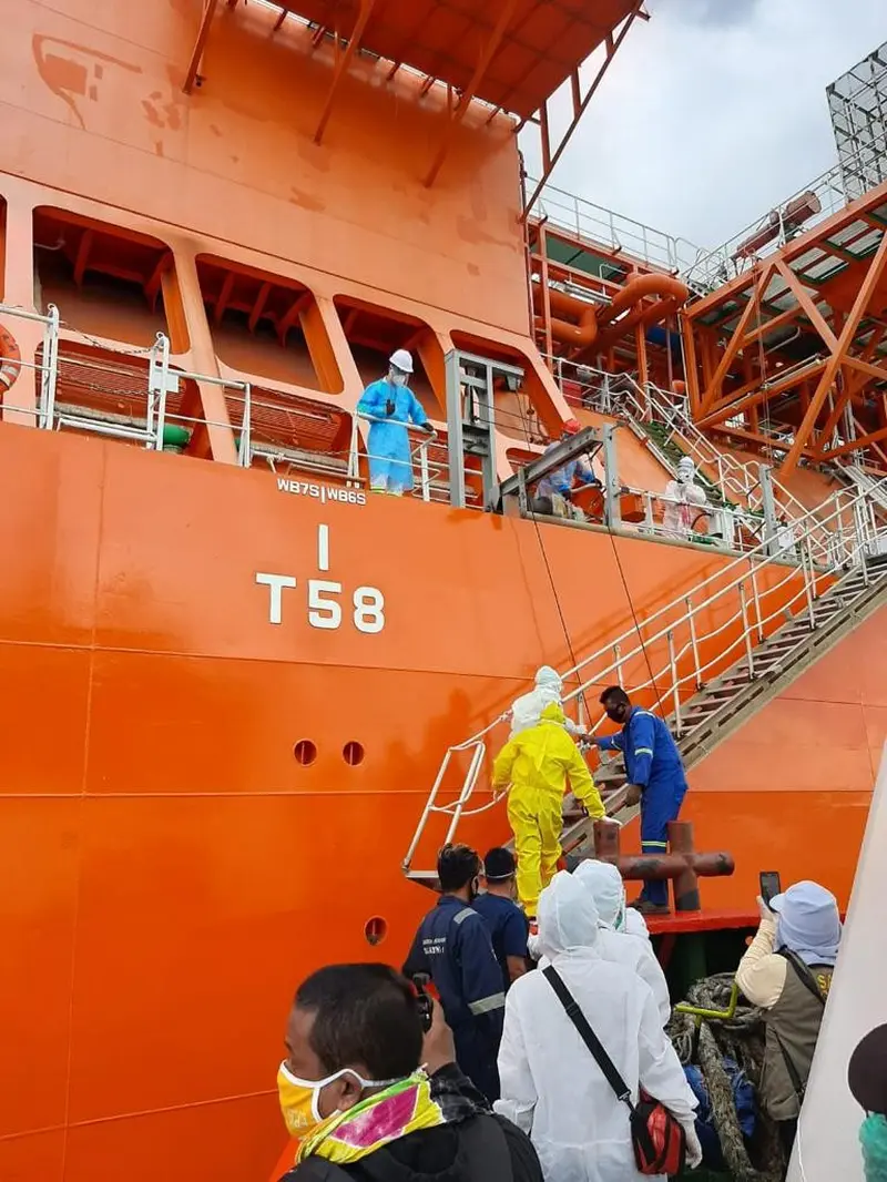 Aparat gabungan naik ke kapal berbendera China untuk memeriksa kesehatan seluruh ABK, serta menyemprotkan disinfektan.