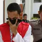 Petugas mengawal Tersangka pembunuhan Deudeuh Alfi Sahrin alias Tata Chubby,  Muhammad Prio Santoso usai menjalani sidang perdana di Pengadilan Negeri Jakarta Selatan, Senin (21/9/2015). (Liputan6.com/Herman Zakharia)