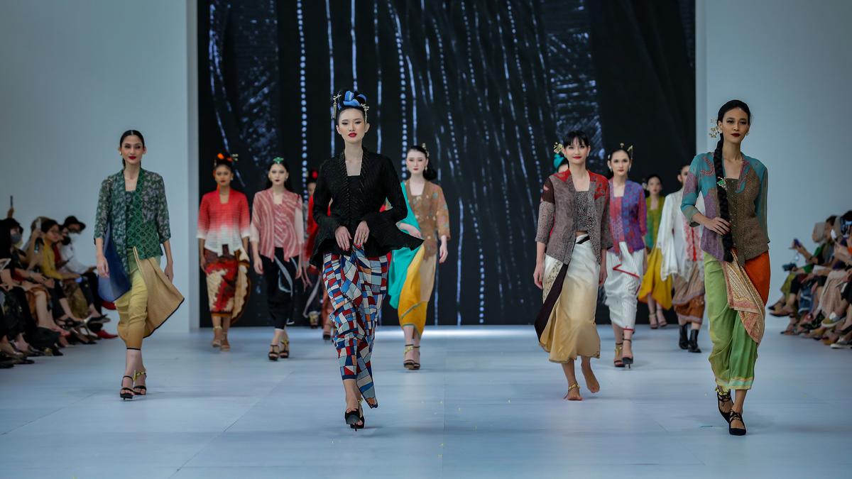 Tersihir Kebaya dan Lambaian Kain BINhouse yang Edgy di Panggung Jakarta Fashion Week 2023