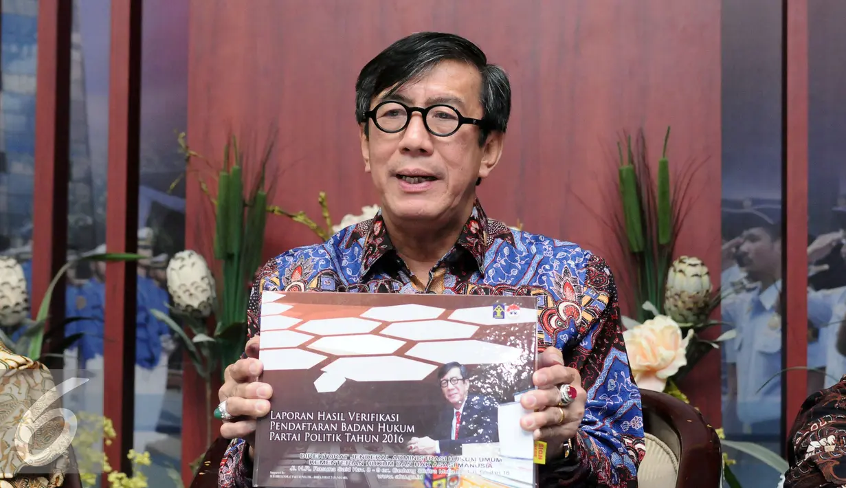 Menteri Hukum dan HAM Yasonna Laoly saat menyampaikan keterangan terkait hasil verifikasi partai poltik untuk memperoleh status badan hukum di Jakarta, Jumat (7/10). PSI menjadi parpol yang lolos verifikasi. (Liputan6.com/Helmi Fithriansyah)