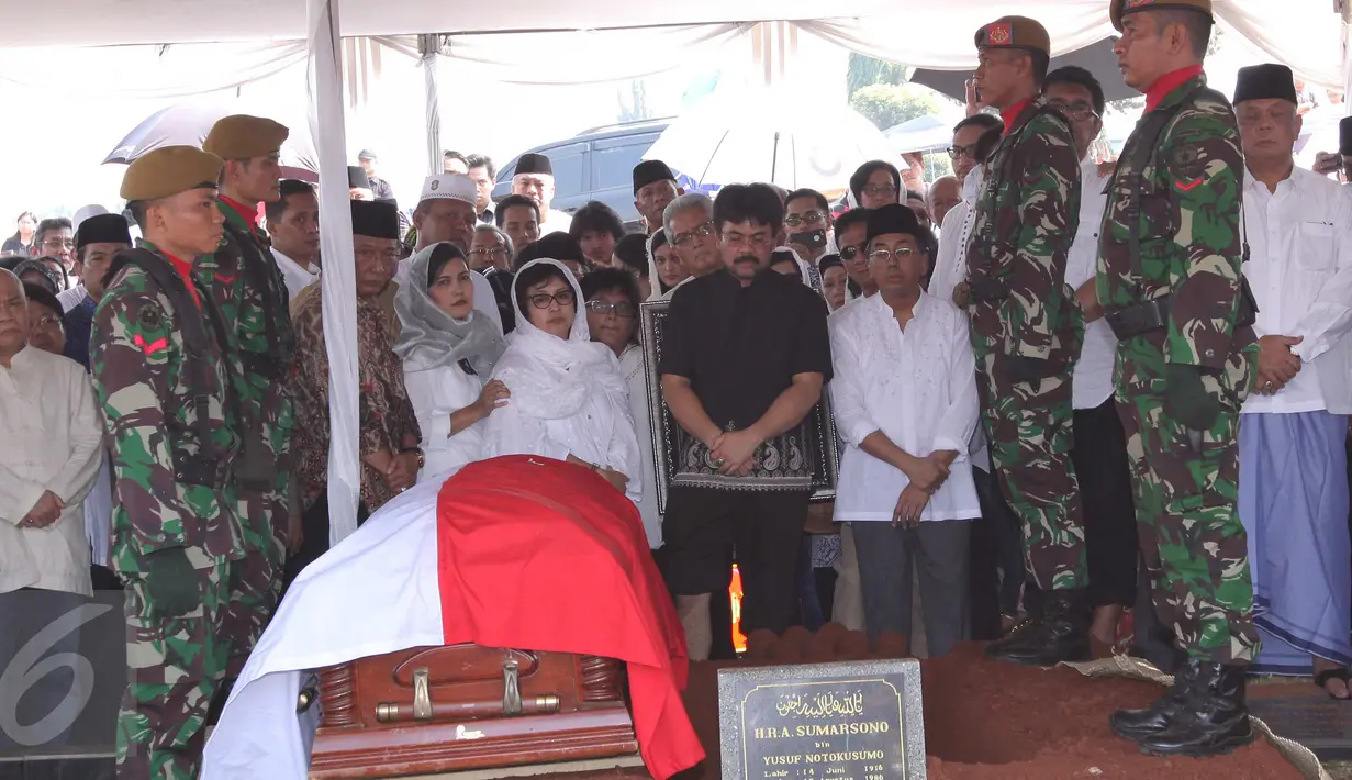 Suasana pemakaman pengacara senior Adnan Buyung Nasution di TPU Tanah Kusir, Jakarta, Kamis (24/9/2015). Adnan meninggal dunia pada Rabu (23/9) di RSPI setelah dirawat karena mengalami gangguan jantung dan ginjal. (Liputan6.com/Angga Yuniar)