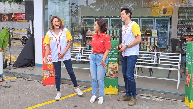 Donna Agnesia dan Darius Sinathrya menjadi brand ambasador sebuah perusahaan minyak (Liputan6.com/Pramita Tristiawati)