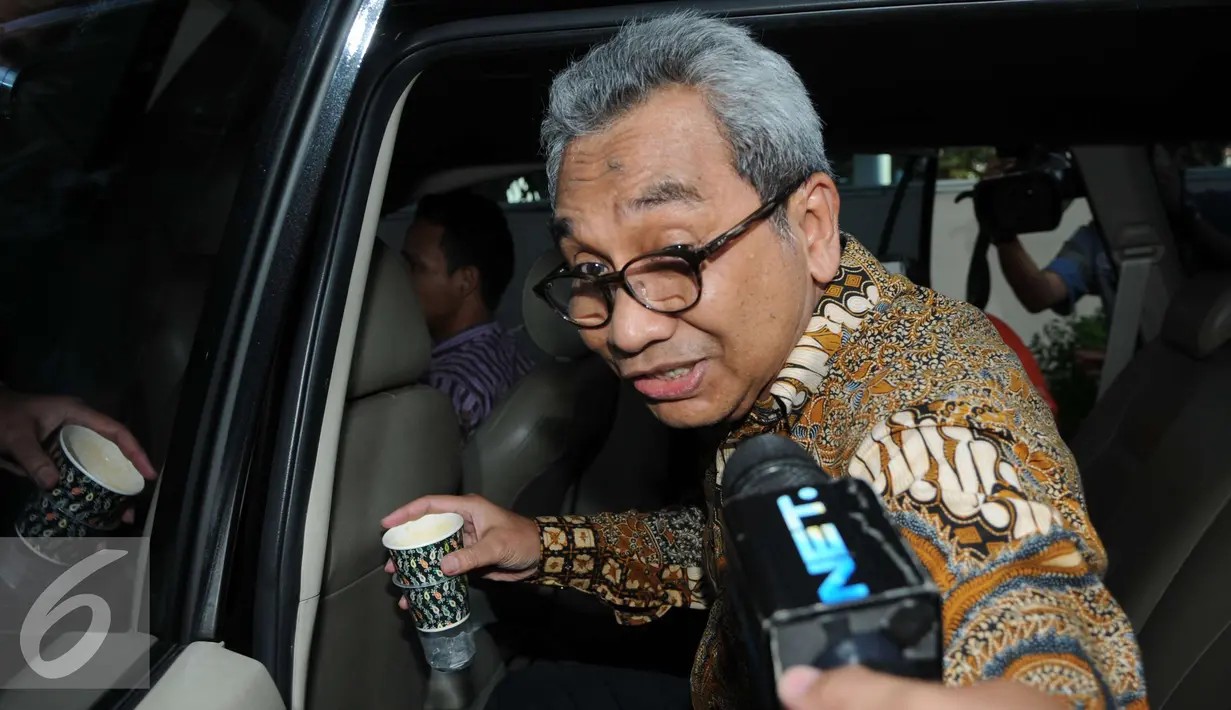 Sekjen Kemen PURP, Taufik Widjoyono usai menjalani pemeriksaan KPK, Jakarta, Jumat, (9/12). Taufik menghindari wartawan dan segera pergi meninggalkan gedung KPK. (Liputan6.com/Helmi Afandi)