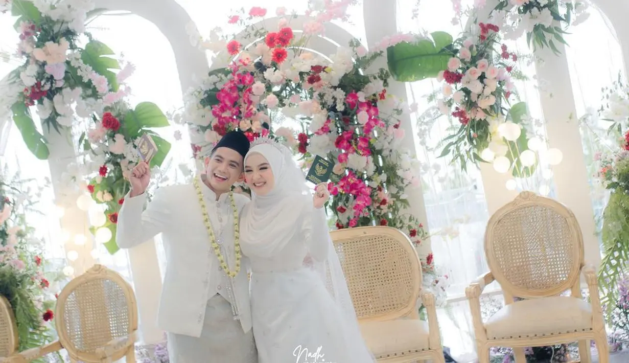 Potret bahagia Rizki dan Hersa menunjukkan buku nikah setelah menjalani akad nikah.[Instagram/da2_rizki123]