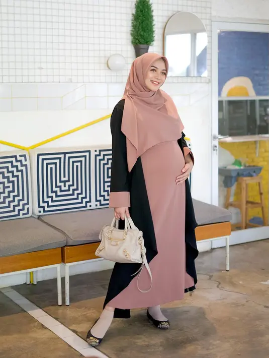 Lewat akun Instagram miliknya, perempuan yang akrab disapa Ciki ini menceritakan kondisi terkininya. Seperti ibu hamil yang lain, Ciki mengatakan dirinya sudah merasa sulit bernapas dan serba salah dalam bergeraknya. (Instagram/citraciki)