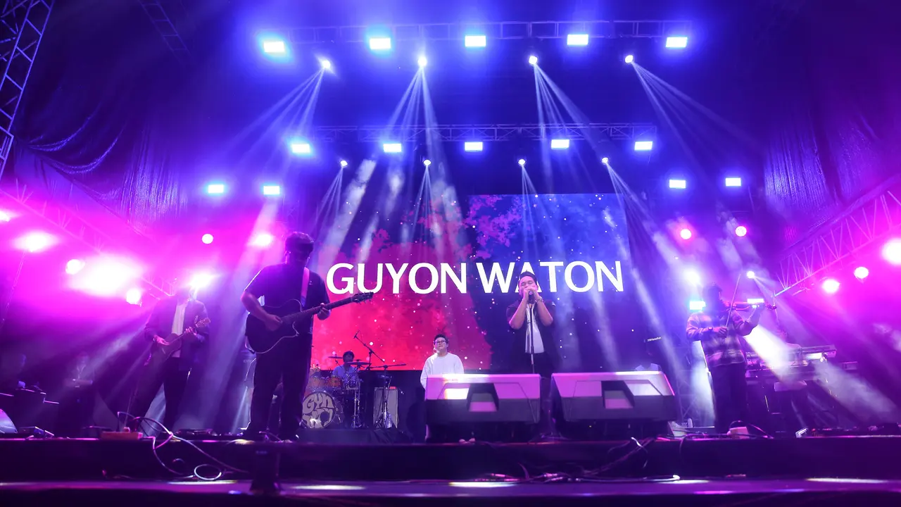 Guyon Waton di panggung KapanLagi Buka Bareng BRI Festival 2024. [Foto: Adrian Putra/Fimela]