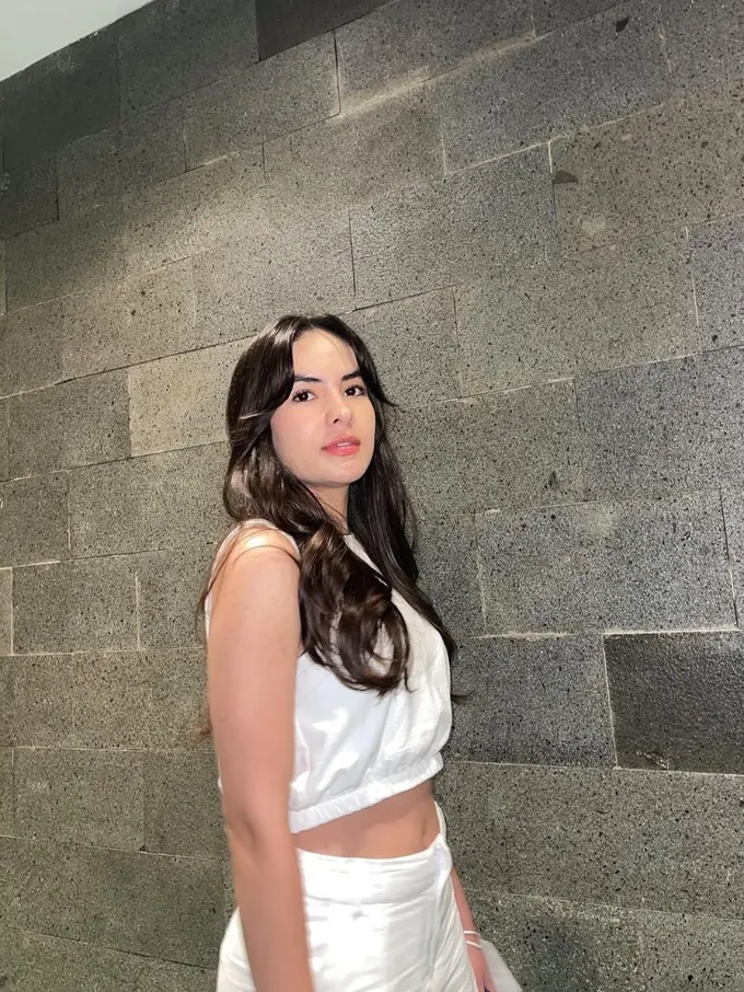 Outfit Steffi Zamora saat Mengenakan Pakaian Tanpa Lengan