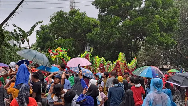 Tarian naga dalam perayaan Cap Go Meh di Kota Padang, Minggu (5/2/2023). (Liputan6.com/ Novia Harlina)