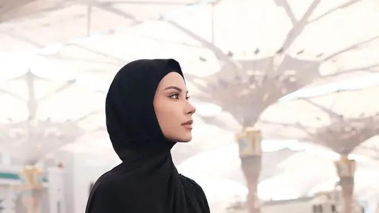 Bak Wanita Arab, 5 Pesona Menawan Alyssa Daguise di Jeddah dengan Balutan Hijab dan Kaftan