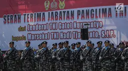 Sejumlah prajurit TNI mengikuti serah terima jabatan Panglima TNI di Mabes TNI Cilangkap, Jakarta, Sabtu (9/12). Jenderal TNI Gatot Nurmantyo resmi menyerahkan tongkat komando kepada Marsekal TNI Hadi Tjahjanto. (Liputan6.com/Faizal Fanani)