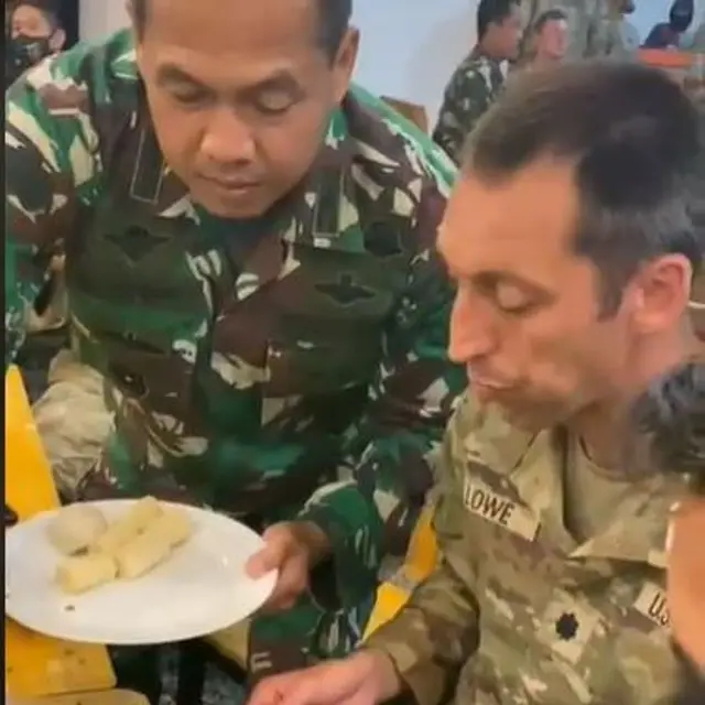Reaksi Tentara Amerika Saat Mencoba Pempek Palembang
