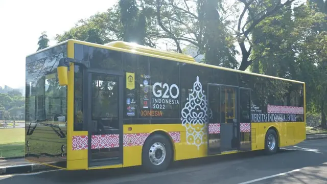 Menteri Perhubungan Budi Karya Sumadi mengapresiasi hasil karya bus listrik buatan Universitas Indonesia. (Dok Kemenhub)