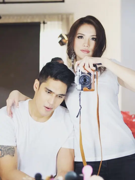 Sudah menikah selama lima bulan, namun keduanya belum dikaruniai momongan. Tak ambil pusing, begini lah tanggapan Marcel yang kini sibuk syuting sinetron Orang Ketiga. (Instagram/marcelchandra)