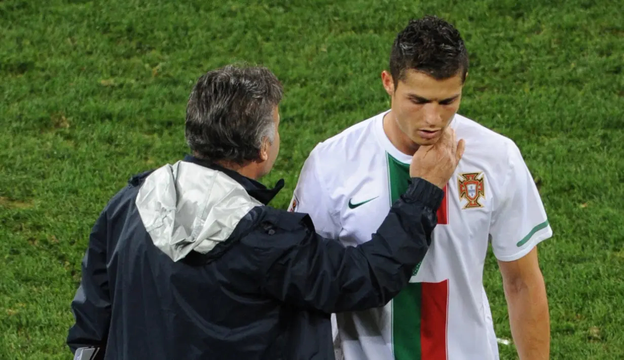 Pada edisi Piala Dunia 2010, Ronaldo berstatus sebagai pemain termahal di dunia setelah kepindahannya dari MU ke Real Madrid. Mengandalkan Ronaldo semata di pentas terakbar tentunya tak maksimal. Portugal terjungkal pada 16 besar, setelah takluk 0-1 dari Spanyol. (AFP/Carl De Souza)