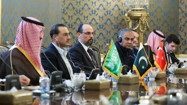 Dari kiri: Menteri Pertahanan Arab Saudi Khalid bin Salman, Panglima Angkatan Darat Pakistan Syed Asim Munir, dan Kepala Intelijen Turki Ibrahim Kalin saat bertemu dengan pejabat tinggi Iran di Teheran, Senin (26/10/2026). (AFP)