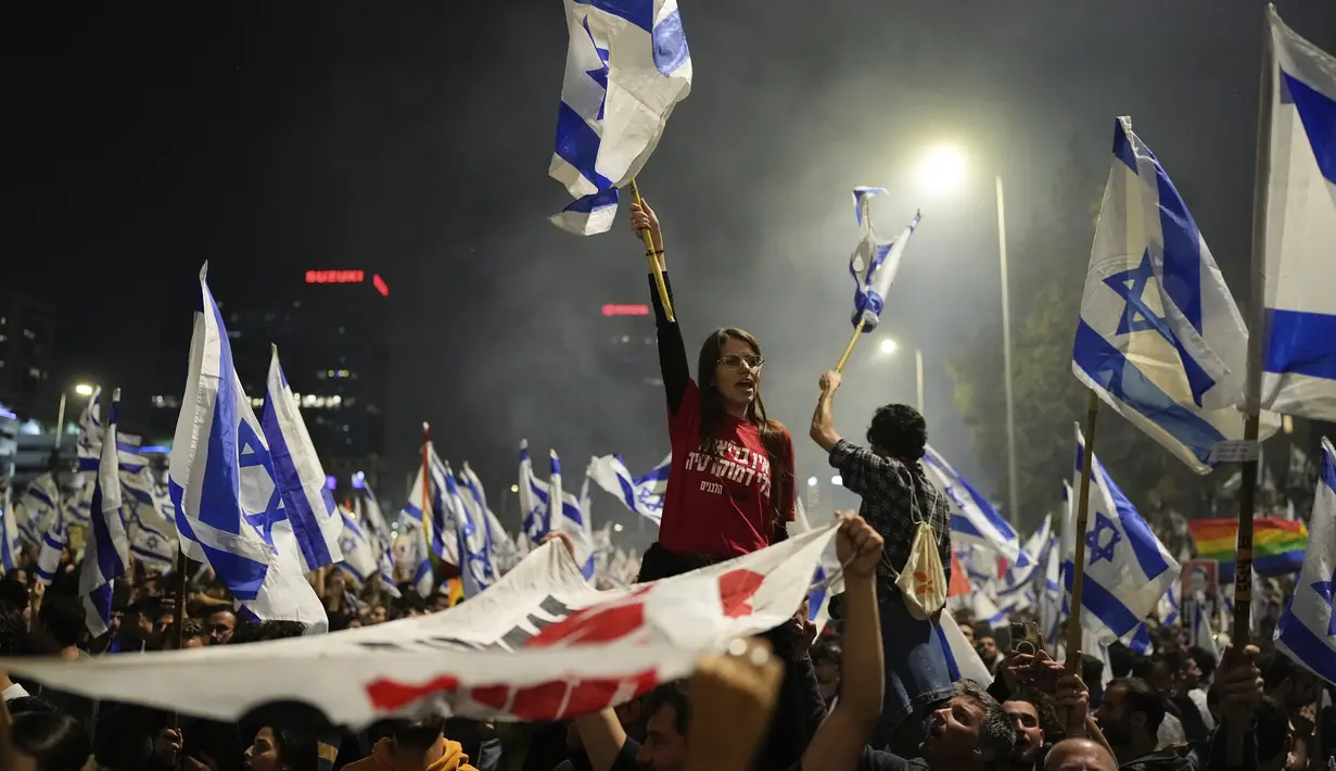 Puluhan ribu orang Israel telah mengalir ke jalan-jalan di seluruh negeri dalam ledakan kemarahan spontan setelah Perdana Menteri Benjamin Netanyahu tiba-tiba memecat menteri pertahanan, Yoav Gallant. (AP Photo/Oren Ziv)