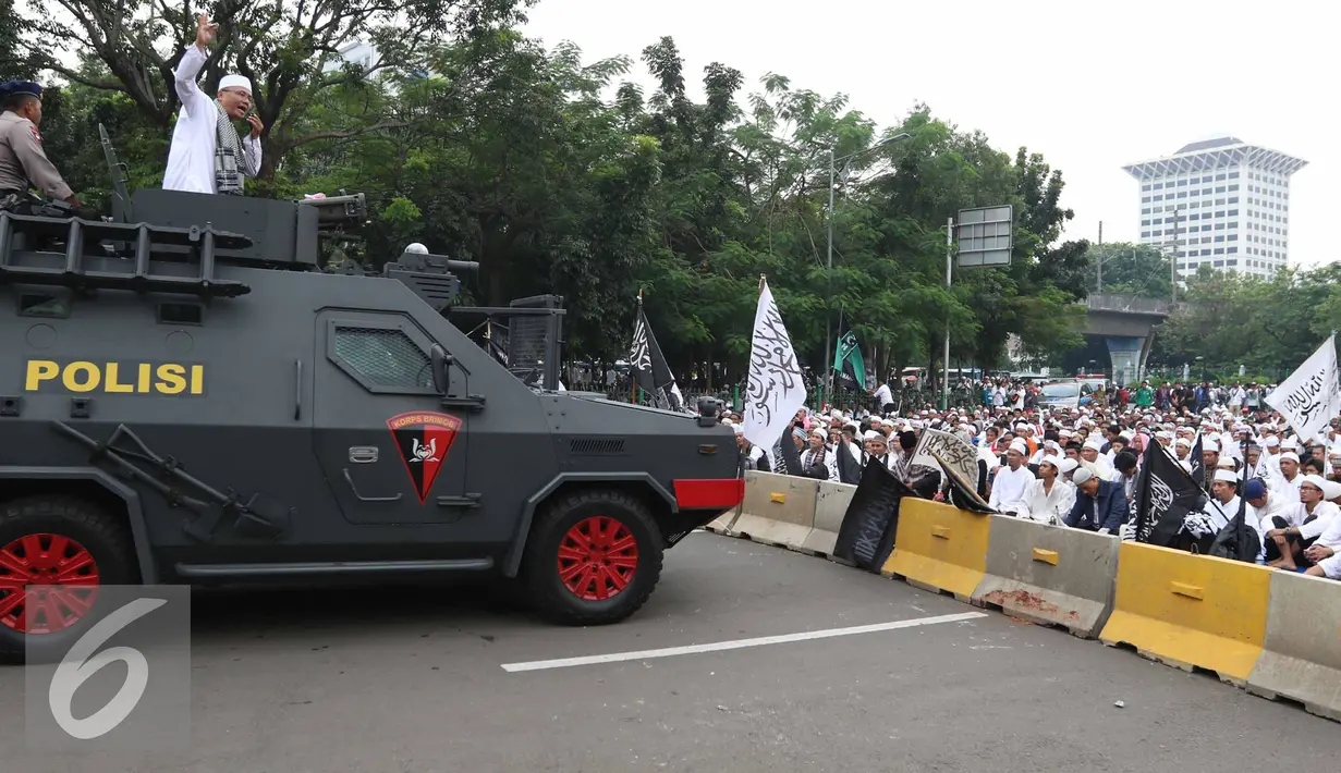 Khatib menyampaikan kutbah Jumat saat menggelar Salat Jumat di Jalan Merdeka Barat, Jakarta, Jumat (4/11). Aksi Damai 4 November ini menuntut Pemerintah untuk segera mengadili Ahok karena dinilai telah menistakan agama. (Liputan6.com/Faizal Fanani)