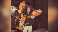 Lobster tua berusia 95 tahun dengan berat 13 kilogram menarik perhatian khalayak publik.