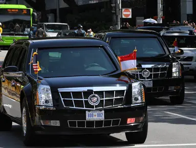 Mobil yang membawa Presiden Amerika Serikat, Donald Trump berjalan menuju Istana Singapura, Senin (11/6). Di Istana Singapura, Trump dijadwalkan bertemu Perdana Menteri Lee Hsien Loong pada Senin siang waktu setempat. (AFP/ADEK BERRY)