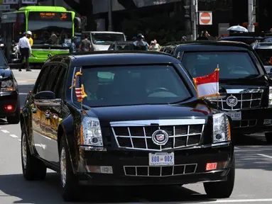 Mobil yang membawa Presiden Amerika Serikat, Donald Trump berjalan menuju Istana Singapura, Senin (11/6). Di Istana Singapura, Trump dijadwalkan bertemu Perdana Menteri Lee Hsien Loong pada Senin siang waktu setempat. (AFP/ADEK BERRY)