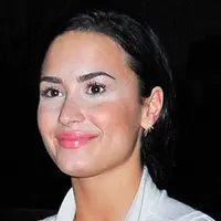 Demi Lovato (via dailymail.co.uk)