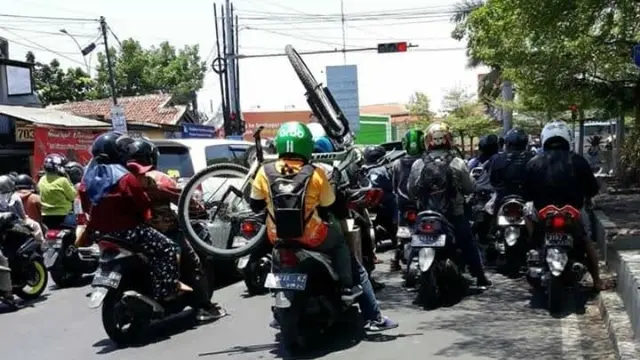 7 Momen Ngakak Penumpang Maksa Naik Ojek Online