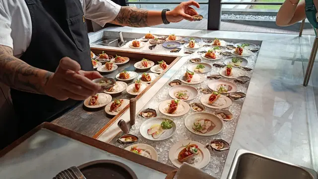 Raw Bar dan Chef’s Counter