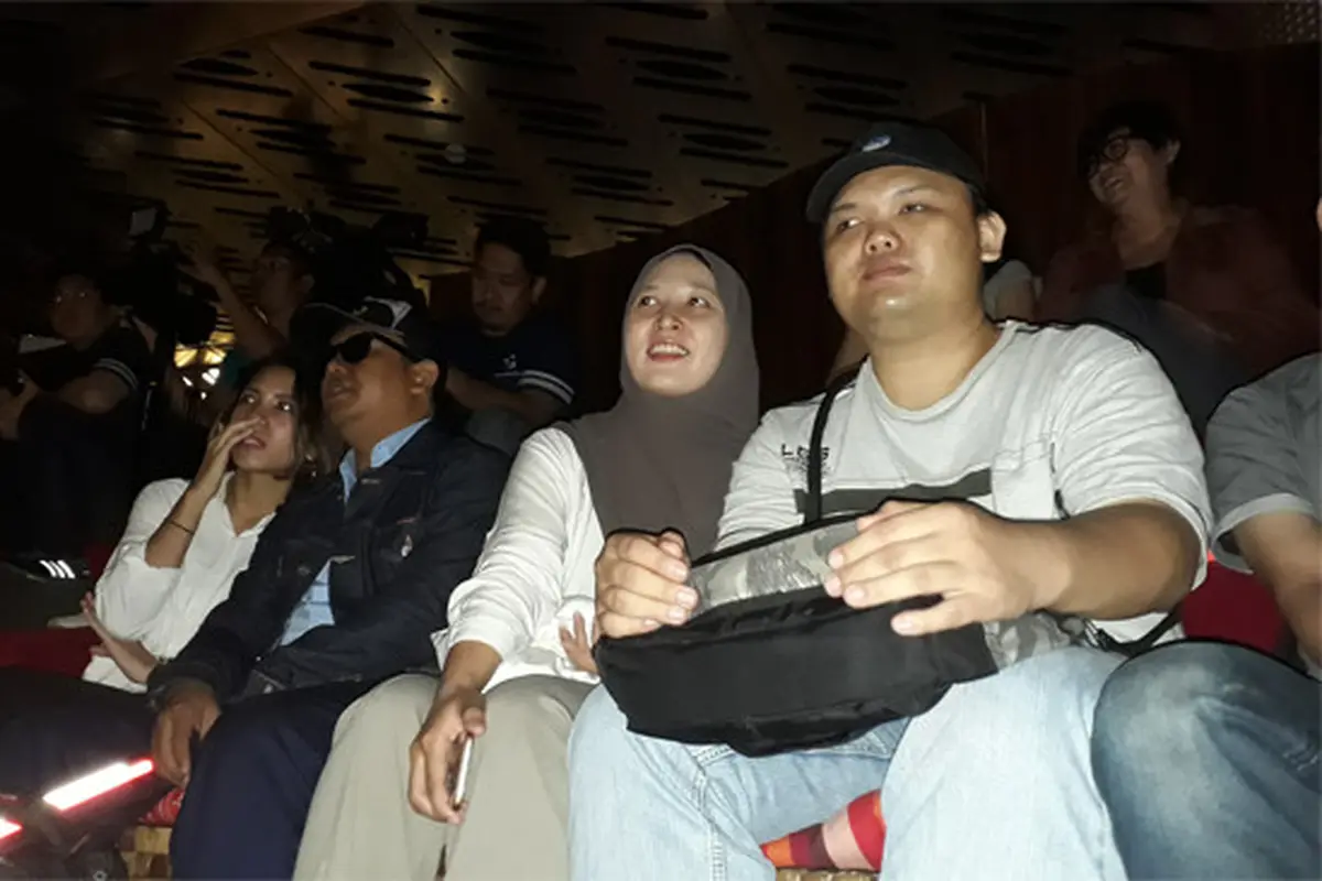 Relawan dan tunanetra