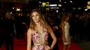 Model asal Inggris, Suki Waterhouse berpose dengan gaun transparan saat menghadiri premier film "Pride and Prejudice dan Zombie" di Leicester Square, London, Senin (1/2/2016). (REUTERS/Stefan Wermuth)