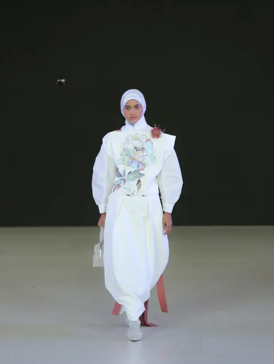 Ria Miranda tampil sebagai satu-satunya desainer di antara dua puluh lima desainer lainnya yang berpenampilan hijab, dengan pesonanya yang hangat dan manis. [Foto: Daniel Kampua]