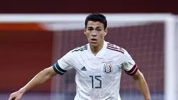 Bek Meksiko, Hector Moreno menggiring bola selama pertandingan melawan Belanda pada laga persahabatan di Johan Cruyff Arena di Amsterdam (7/10/2020). Meksiko menang 1-0 atas Belanda. (AFP/ANP/Maurice Van Steen)