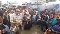 Anies Baswedan meninjau korban banjir Jakarta. (Radityo/Liputan6.com)