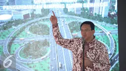 Gubernur DKI Basuki T Purnama menyampaikan pemaparannya saat melakukan groundbreaking jalan layang Semanggi, Jakarta (8/4). Jalan layang tersebut memiliki panjang masing-masing 1 km dengan tinggi dari jalan sekitar 5,1 meter.(Liputan6.com/Faizal Fanani)