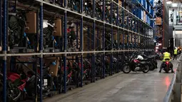 Ratusan sepeda motor Triumph berada di rak usai selesai di rakit di pabriknya di Hinckley, Inggris (2/10). Sejak 1902, Triumph dikenal dengan produksi motornya ber-cc besar. (AFP Photo/Oli Scarff)