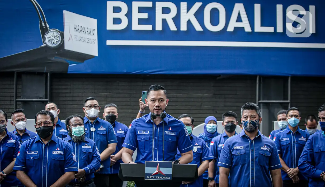 Ketua Umum Partai Demokrat Agus Harimurti Yudhoyono (AHY) menggelar konferensi pers di DPP Demokrat, Jakarta Pusat, Rabu (31/3/2021). AHY mengucapkan terima kasih kepada pemerintah atas keputusan menolak hasil KLB Demokrat di Deli Serdang yang didaftarkan kubu Moeldoko. (Liputan6.com/Faizal Fanani)
