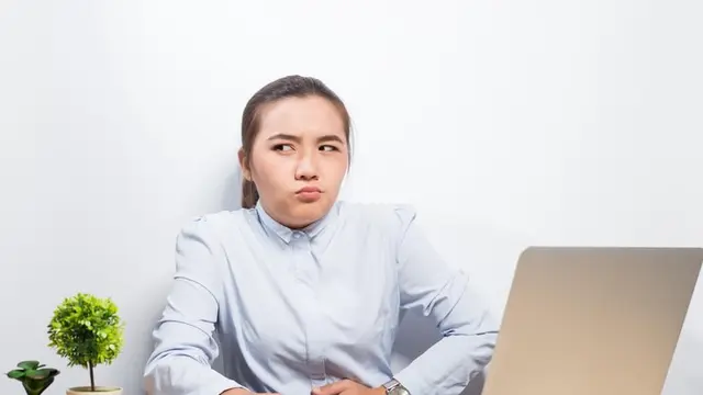 Ilustrasi duduk bekerja seharian/freepik.com/EyeEm