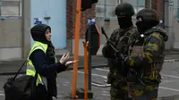 Tentara Belgia (kanan) melakukan penjagaan di dekat bandara Zaventem, Brussels, Belgia, (23/3). Belgia mengadakan tiga hari berkabung untuk menghormati 35 orang tewas dalam serangan teror. (JOHN THYS / AFP)