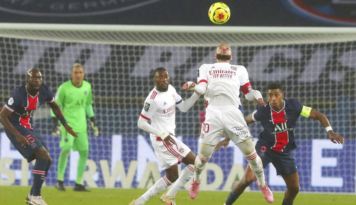 Pemain Lyon Memphis Depay (kanan tengah) menyundul bola saat menghadapi Lyon pada pertandingan League One di Stadion Parc des Princes, Paris, Prancis, Minggu (13/12/2020). PSG kalah dari Lyon dengan skor 0-1. (AP Photo/Thibault Camus)