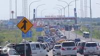 Ribuan kendaraan terjebak kemacetan di pintu tol Brebes Timur, Jawa Tengah, Minggu (3/7). Hingga pukul 13.00 WIB, antrean kendaraan di Jalur teraebut telah mencapai 20 kilometer. (Liputan6.com/Angga Yuniar)