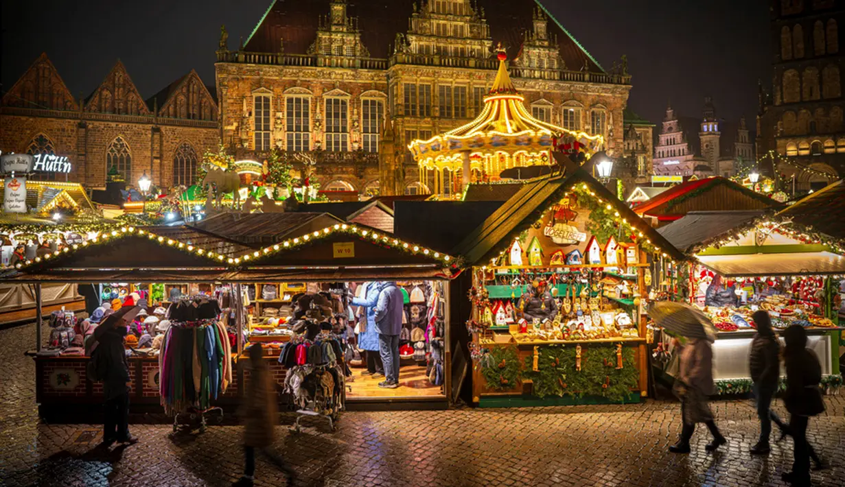 Pasar Natal yang hebat ini memiliki semuanya - hadiah Natal khas Jerman, dekorasi dan makanan, serta minuman dan hiburan. (Sina Schuldt/dpa via AP)