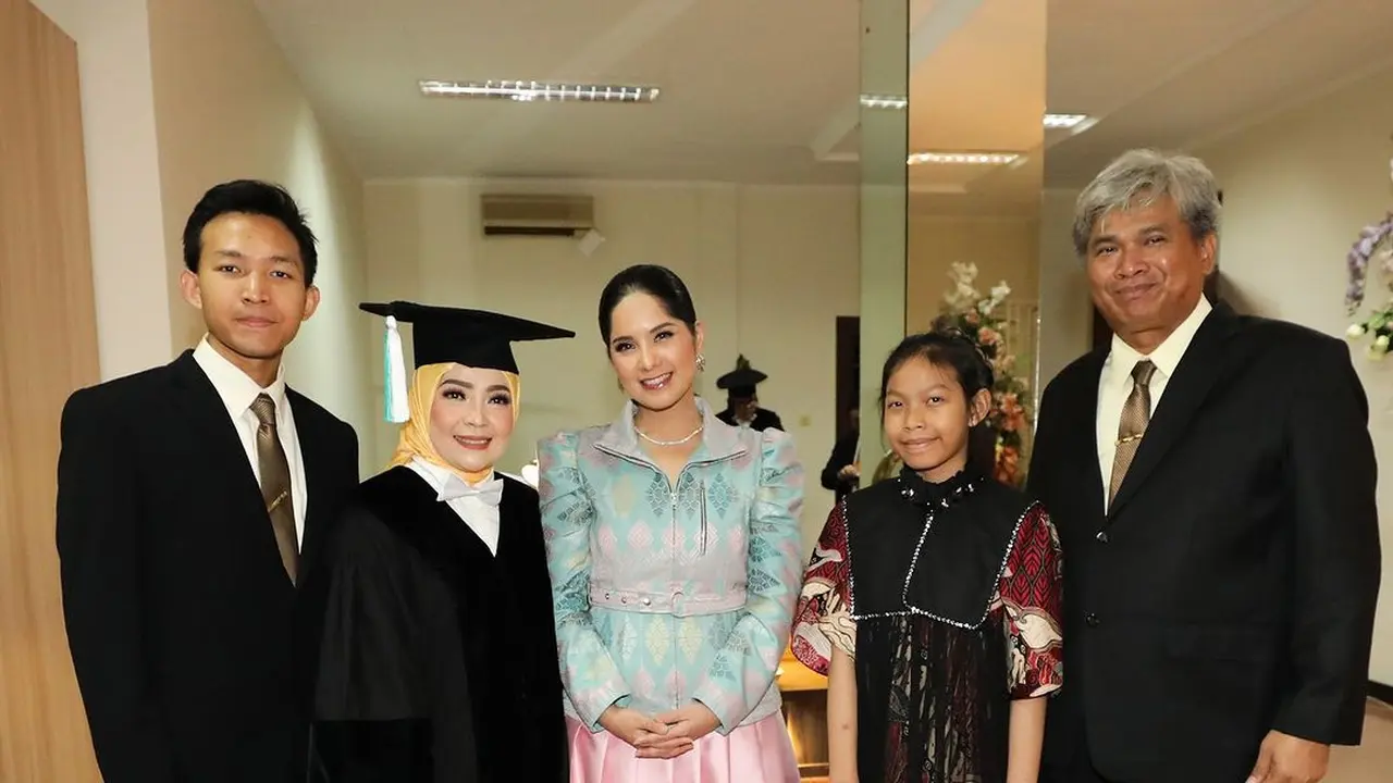 Potret Annisa Pohan hadiri pengukuhan guru besar salah satu anggota Ikawati ATR/BPN (Sumber: Instagram/@annisayudhoyono)