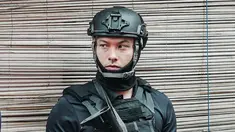 Di tengah pukulan pandemi Covid-19, film Indonesia terus melakukan perlawanan. Kali ini, giliran Sayap-sayap Patah unjuk gigi. Ia jadi film Indonesia kedelapan yang tembus sejuta penonton. Sayap-sayap Patah karya sineas Rudi Soedjarwo menampilkan Nicholas Saputra dan Ariel Tatum. Film ini diangkat dari kisah nyata kerusuhan di Mako Brimob, Depok, Jawa Barat pada 2018. (Foto: Dok. Maxima Pictures/ IMDb)